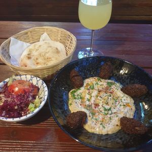hummus plate at Gaia Kitchen in Vienna