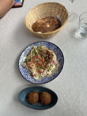 Hummus, falafel, Brot   at Gaia Kitchen in Vienna