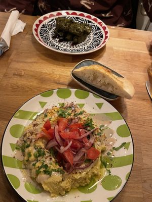 Favabohnen-Hummus und Weinblätter   at Gaia Kitchen in Vienna