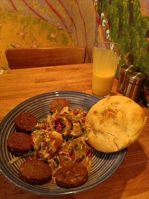 Falafel Teller 🧆 very tasty! at Gaia Kitchen in Vienna