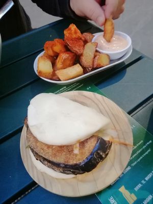 Bao e patatas bravas at Arighen in Arezzo