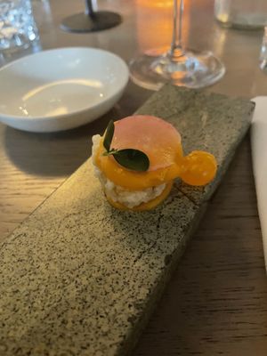 Rijst crisp met bataat crème en gepickelde radijs   at Dijk9 in Eindhoven