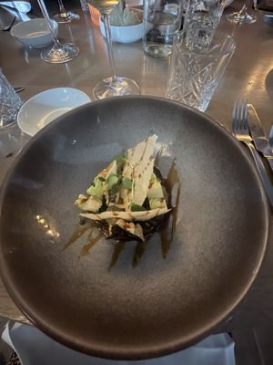 Tartaar van champignons, avocado crème en gefrituurde nori tempura   at Dijk9 in Eindhoven