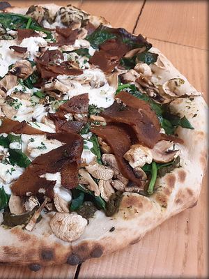 Pizza Popeye avec base épinard at La Pizzeria - Paulo Azevedo in Woerth