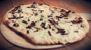 La tarte flambee at La Pizzeria - Paulo Azevedo in Woerth