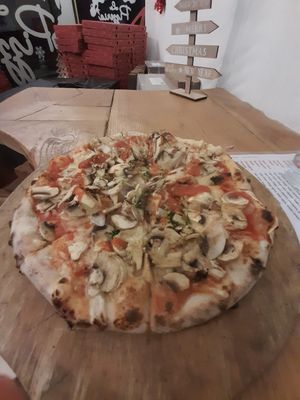 Pizza Champignon at La Pizzeria - Paulo Azevedo in Woerth