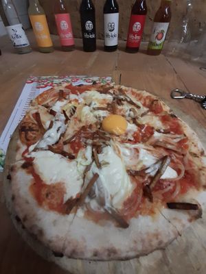 Pizza Fermière mit Zwiebeln,Speckstreifen,veganem Ei und Creme fraiche at La Pizzeria - Paulo Azevedo in Woerth