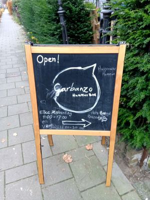 Board with opening times at Garbanzo Hummus Bar in Nijmegen