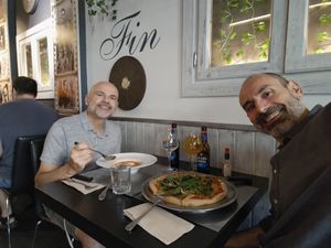 Pizza con mozzarela vegana at De Cine in Avila