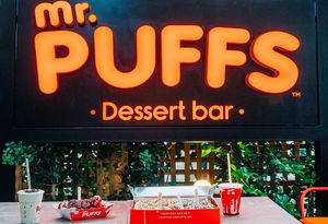 https://www.nou-pou.gr/food-drink/glyko/mr-puffs-oi-diasimoi-ellinikoi-loukoumades-tou-kanada-pou-kanoun-thrafsi-sti-glifada/ at Mr. Puffs in Glyfada