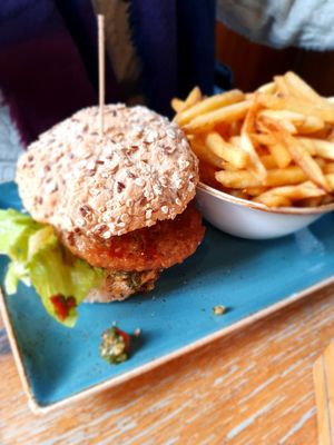 El Montana-Burger auf Vollkorn Brötchen mit extra Fritten at QMUH in Ravensburg