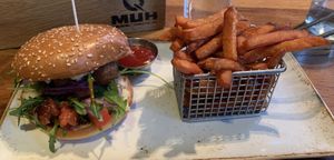 Falafel-Burger und Süßkartoffel-Pommes  at QMUH in Ravensburg