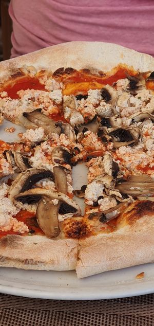 Vegan pizza at Ristorante 377 in Gran Canaria