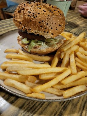 Veganer Burger at Balzunetta Restaurant in Floriana