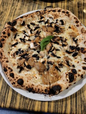 Pizza Funghi mit veganem Käse at Balzunetta Restaurant in Floriana