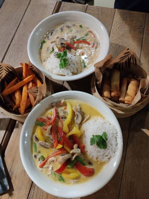 Regular curry and Mango curry at Woosabi in Gdansk