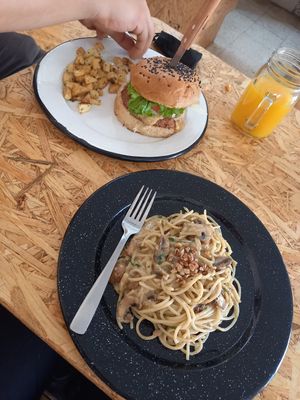 Pasta tres queso y hamburguesa at Vale Vegan in San Andres Cholula