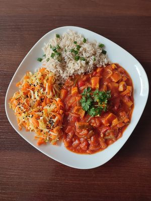 Chińszczyzna z tofu, surówka i ryż brązowy at Wege Jadło in Gryfino