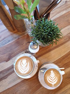 Cappuccino und Flat White mit Hafermilch at Café am Bohlenplatz in Erlangen
