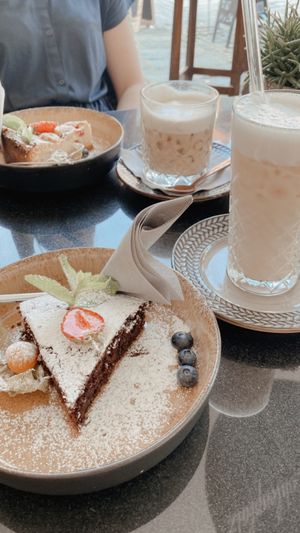 Veganer Schokoladenkuchen & Johanisbeer-Orangen-Käsekuchen  at Café am Bohlenplatz in Erlangen