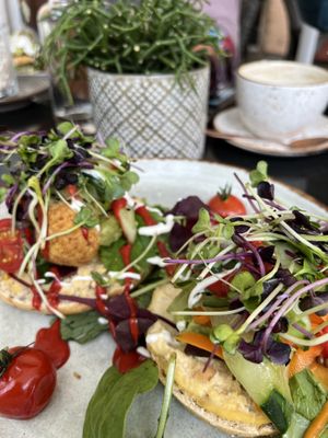 Veganer Bagel mit Falafel und Avocado  at Café am Bohlenplatz in Erlangen