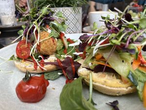 Veganer Bagel  at Café am Bohlenplatz in Erlangen