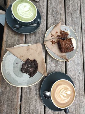 Oat matcha latte/ oat latte / carrot cake/ dark chocolate and salt cookie 🍪 at The Milkman in Edinburgh