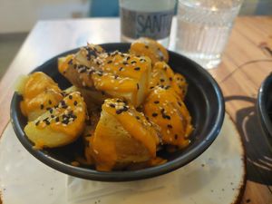 Patatas wakaya at Wakaya Poke & Healthy Bar in Valladolid