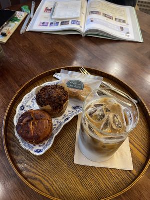 Cinnamon bread, peanut butter cookies, banana muffin and soy latte~   at Warm Harue - 따뜻한하루에 in Seoul