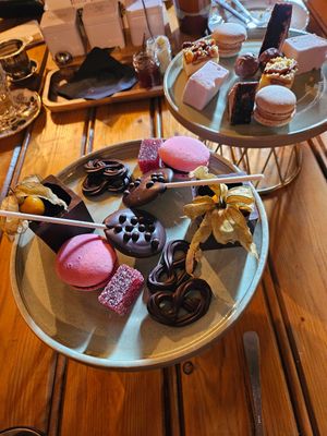 Zoet: frambozen snoepje. Choco lollies, bonbon, bakje (met fruit en jam), macarons at Kasteelhoeve in Geldrop