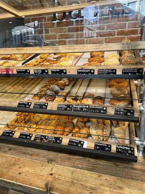 Dark green logo next to the name is vegan  at Backstube Bergen in Bergen