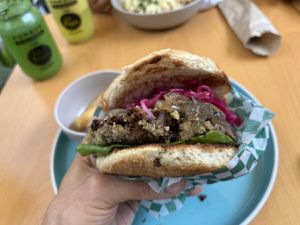 Hamburguesa Red Velvet   at Nuve Nutrición Verde in Bogota