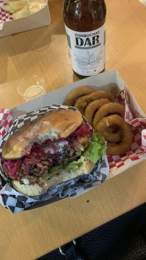 Hamburguesa red velvet con anillos de cebolla y kombucha 🤤  at Nuve Nutrición Verde in Bogota