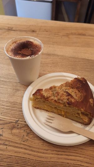 Cappuccino e torta soffice all'arancia at La Colazione di Sara in Turin