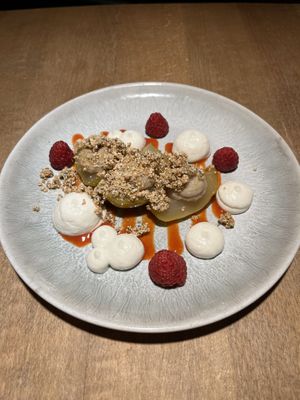 Dessert: Birne mit Ingwercreme und Beeren (vegan)  at LAUCH in Basel