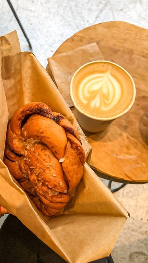 Cinnamon roll and cappuccino at WAY Specialty Coffee Roasters - Voldersstraat in Ghent