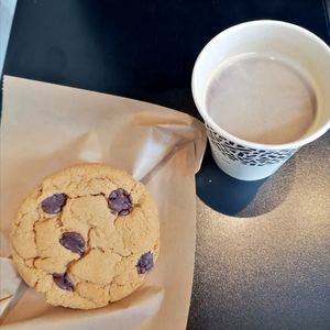 Cookie et café au lait d'avoine ☕ at WAY Specialty Coffee Roasters - Voldersstraat in Ghent