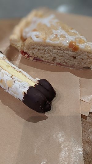 Gâteau frangipane et bokkenpoot at WAY Specialty Coffee Roasters - Voldersstraat in Ghent