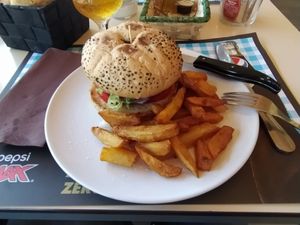 Hamburguesas vegana (casera), con patatas fritas. at Rompizo in Roquetas De Mar