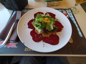 Ensalada con remolacha, manzana y naranja. at Rompizo in Roquetas De Mar