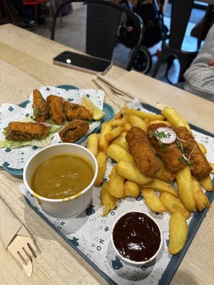 3 Battered sausages, & Tofu fish bites! Unreal 😍 the chips are delicious  at The No Catch Co in Brighton