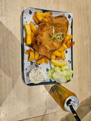 Cod and chips with tartarsauce and ginger beer at The No Catch Co in Brighton