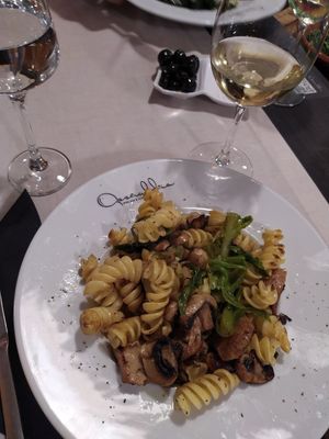 Fusilli com cogumelos frescos, couve portuguesa e alternativa à carne 100% vegetal do talho vegetariano (sabor semelhante a frango). at Assembleia in Arouca