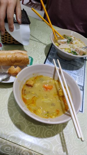 Bún bò Huế und Bánh mì Cari at Thuy in Da Nang