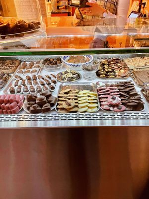 Counter and chocolate display case  at Valentina i Karanfil in Belgrade