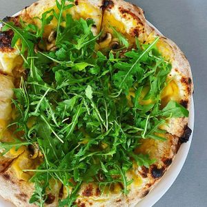 Sos de roșii galben, brânză vegană, ciuperci champignon,  capere, rucola și ulei de măsline.  at Pizzeria Da Ciro in Nasaud