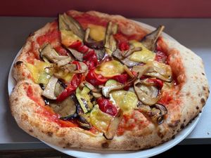 Sos de roșii, vinete, dovlecei, ardei grași, hribi și brânză vegană.  at Pizzeria Da Ciro in Nasaud