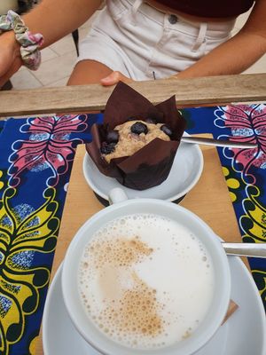 Oat cappuccino and vegan muffin at L‘ Insalatina in Merano