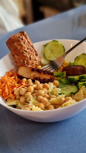 Bowl mit Salat, Pasta, dreierlei Greens, Tofu und Kichererbsen at L‘ Insalatina in Merano