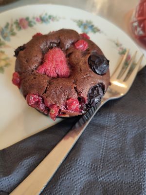Schokomuffin mit Beeren und weichem Schokokern at L‘ Insalatina in Merano